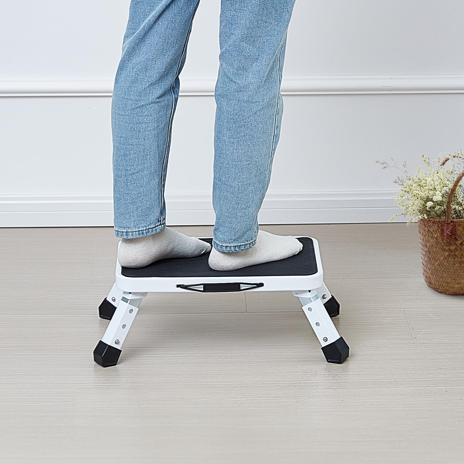 VEVOR 1-Step 330lbs Capacity Folding Steel Step Ladder, 1-Step, White+black
