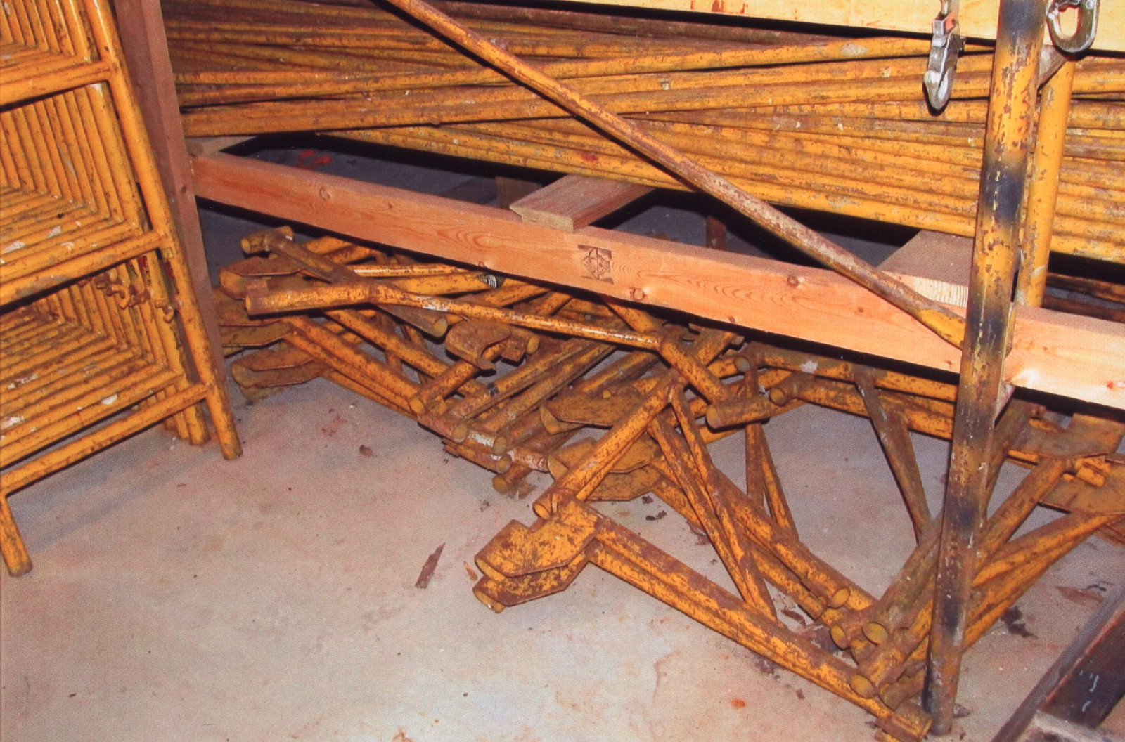 Bil-Jax Interior Scaffolding Lot – Various Size Ladders, Putlogs, More, Scaffold