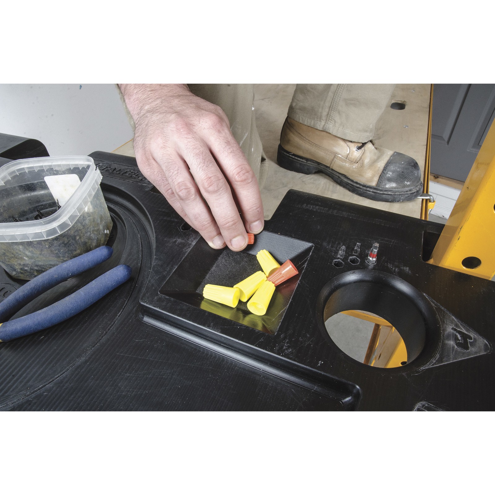 Metaltech Jobsite Series Tool Tray for Baker-Style Scaffolds, 30 1/4in.W x