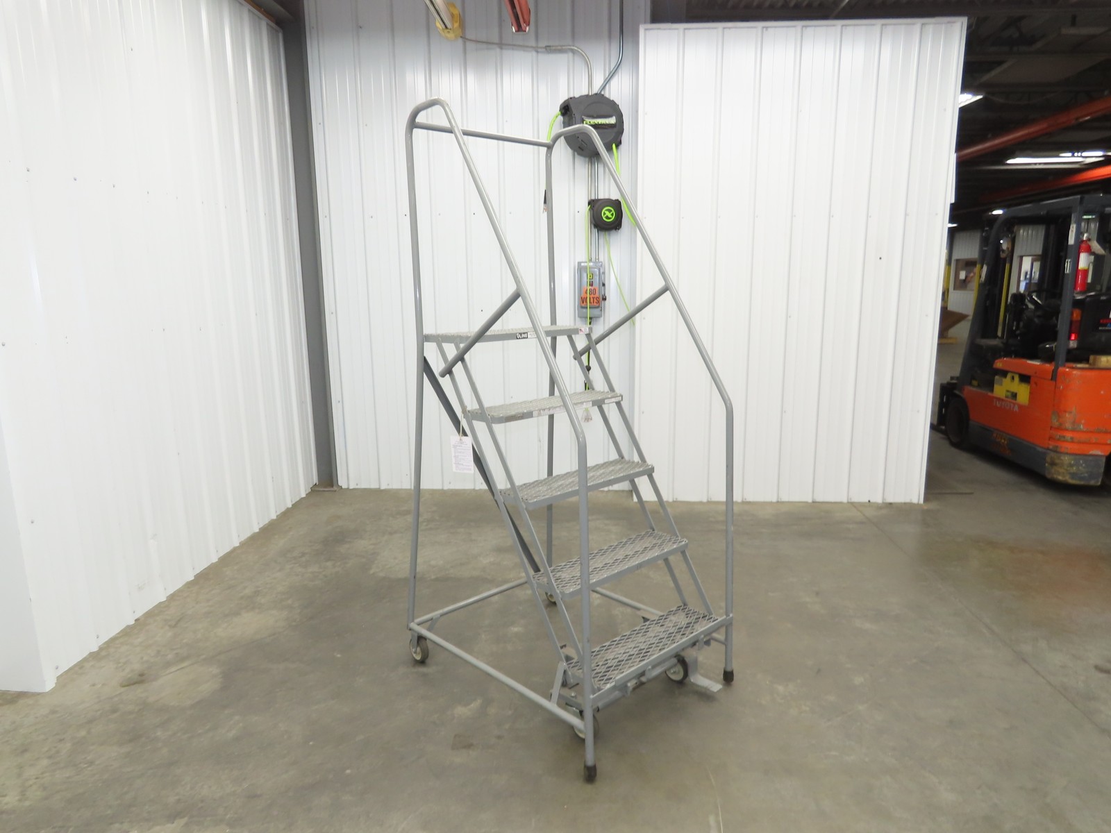 Cotterman Metal Rolling Ladder 5-Step 50″H Platform 24×7″Tread 80″H 30″W 450Lb