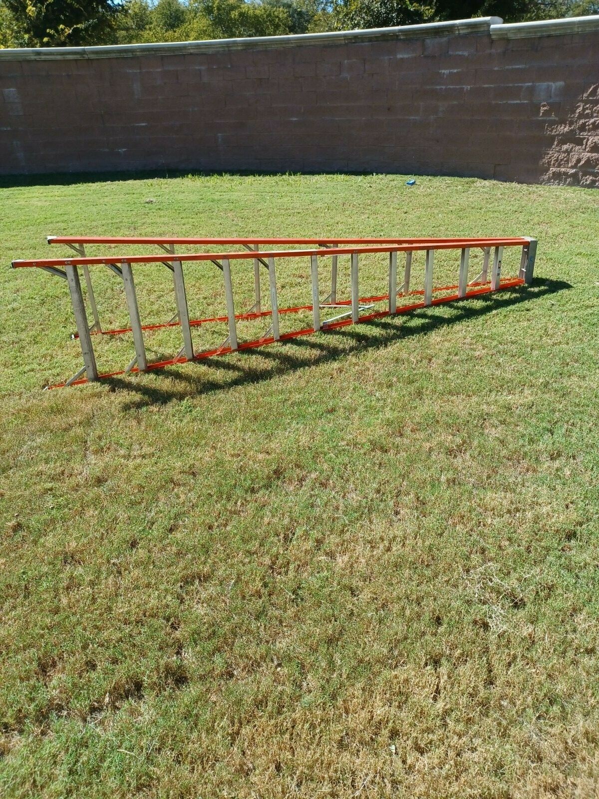 Louisville 12ft Fiberglass Stepladder fairly used