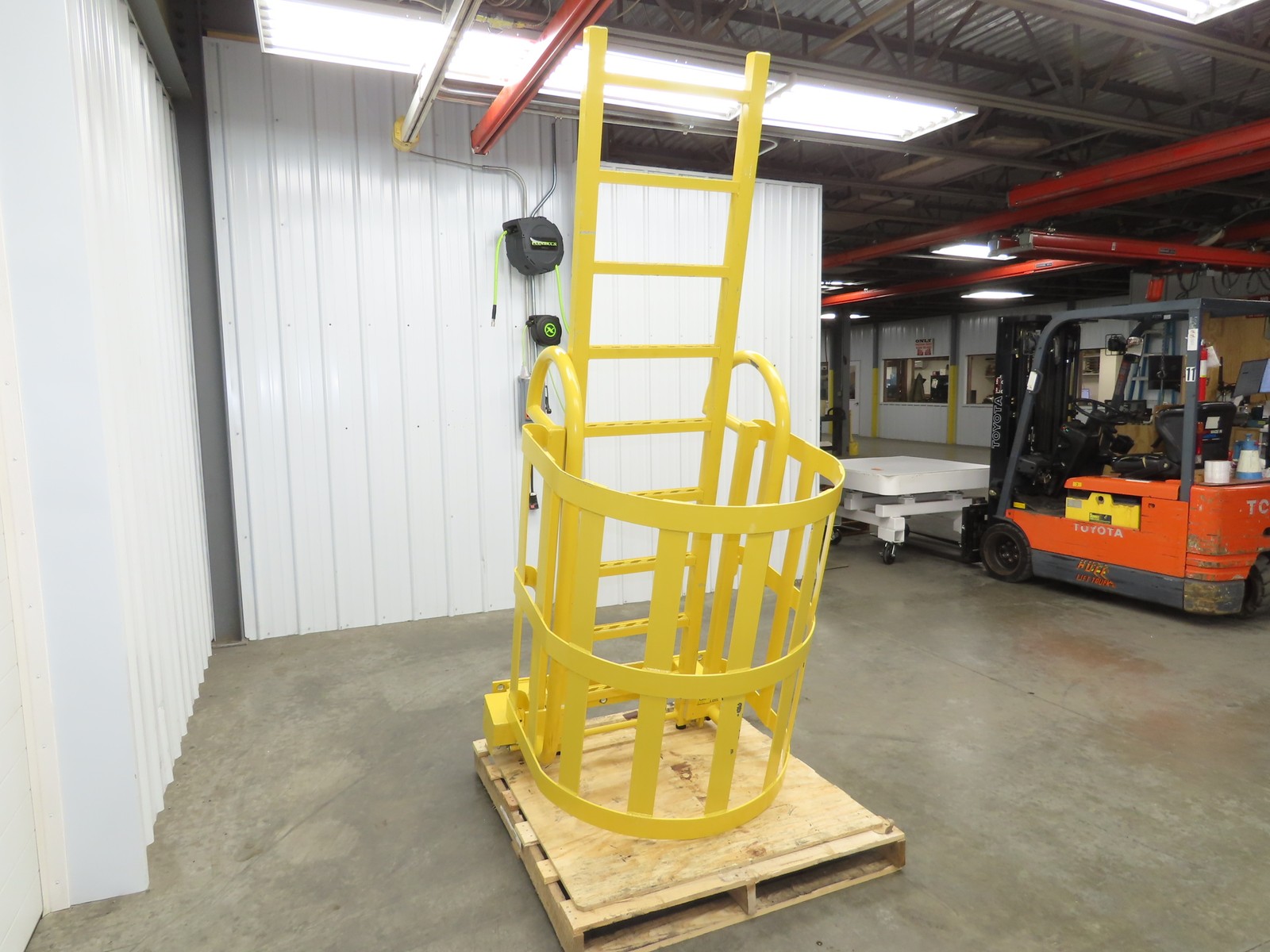 Industrial Mezzanine OSHA Ladder 7′ Floor Height Cage Safety Steel Railing