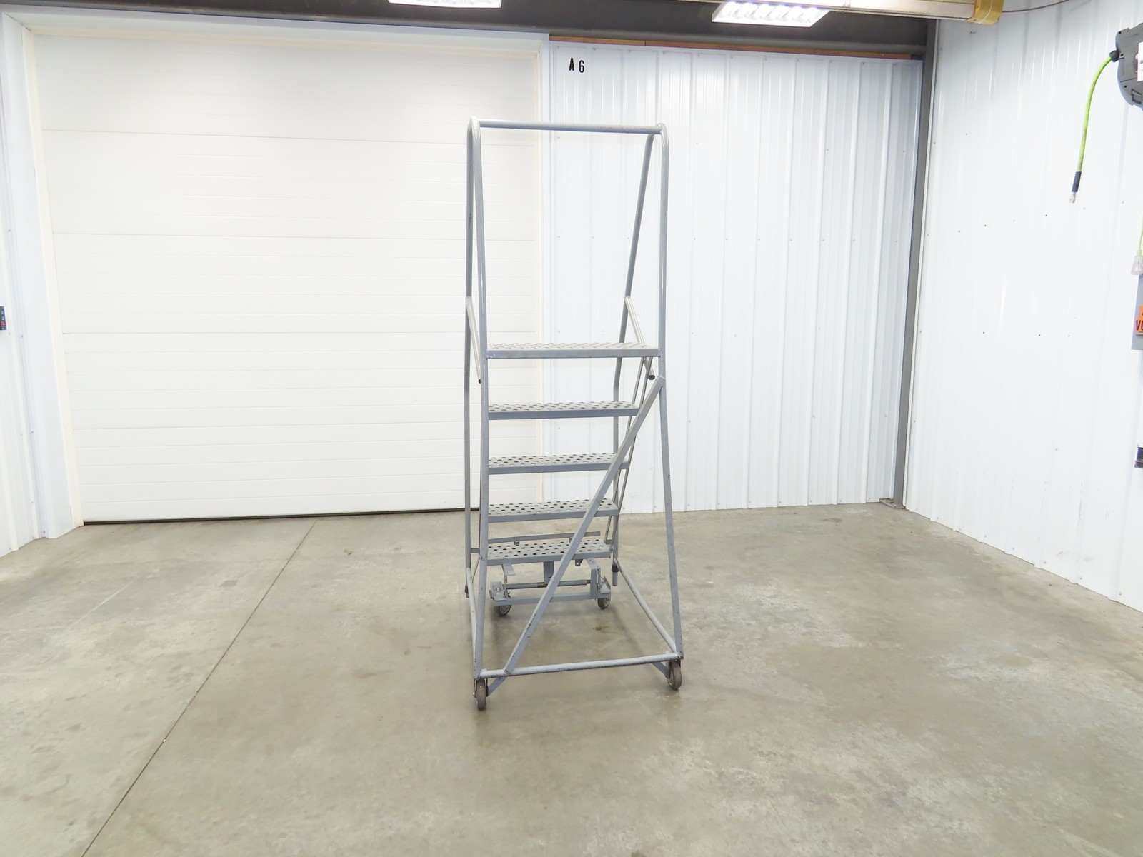 Cotterman Metal Rolling Ladder 5-Step 50″H Platform 24×7″Tread 80″H 30″W 450Lb