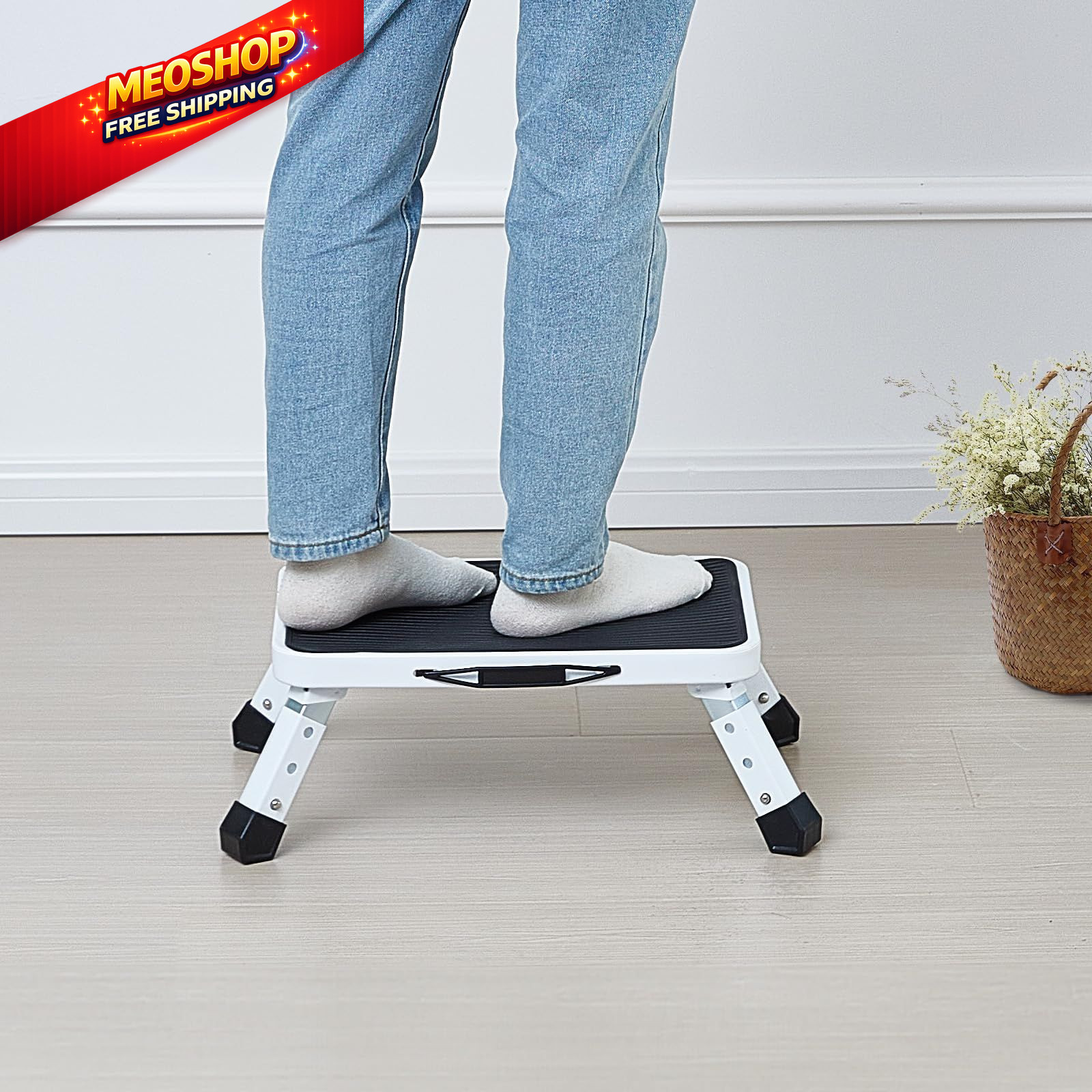 VEVOR 1-Step 330lbs Capacity Folding Steel Step Ladder, 1-Step, White+black