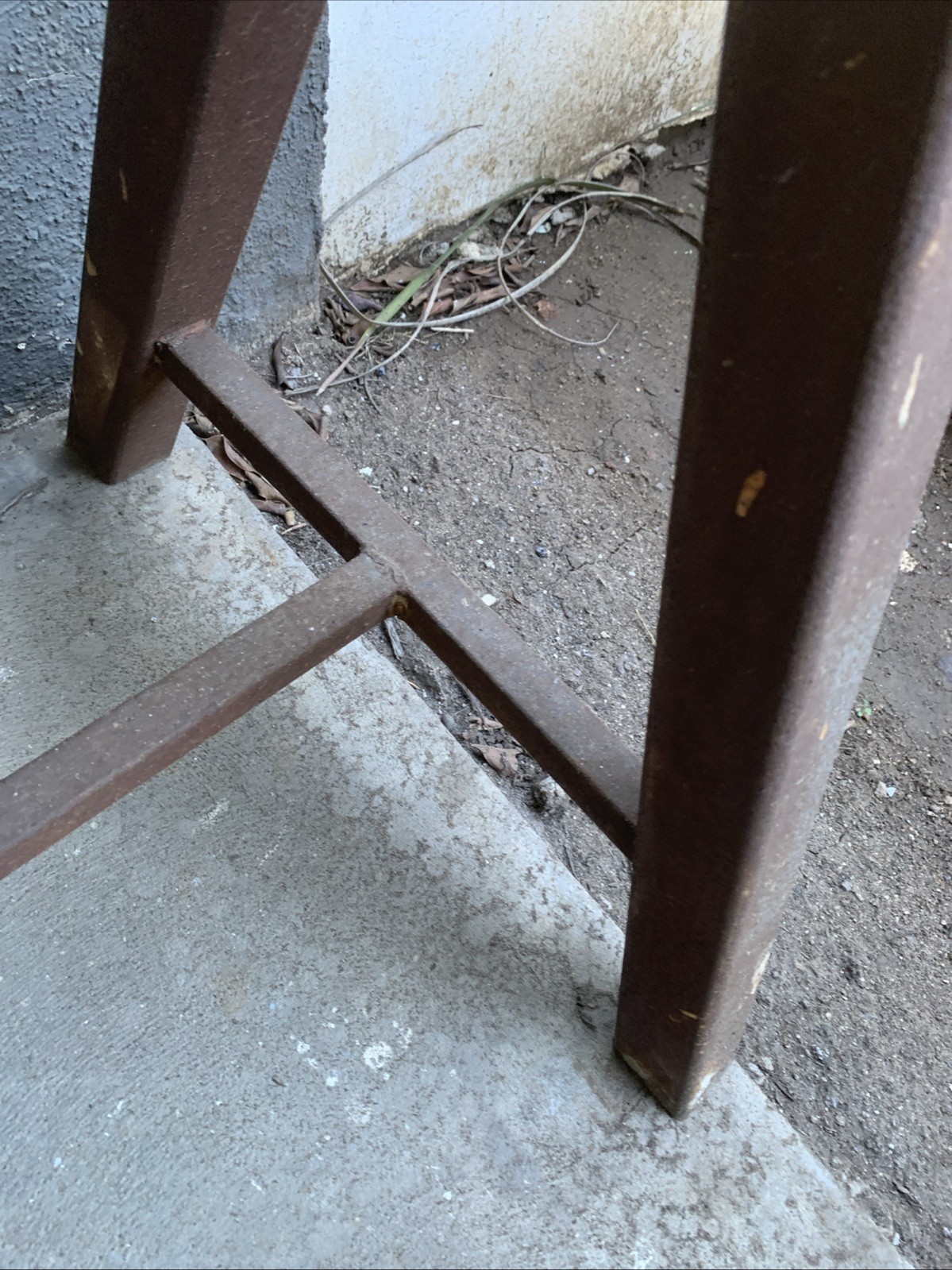 TUBULAR STEEL FRAME STAND 1/8 THICK32 1/4 FEET HIGH 56 1/2 FEET LONG