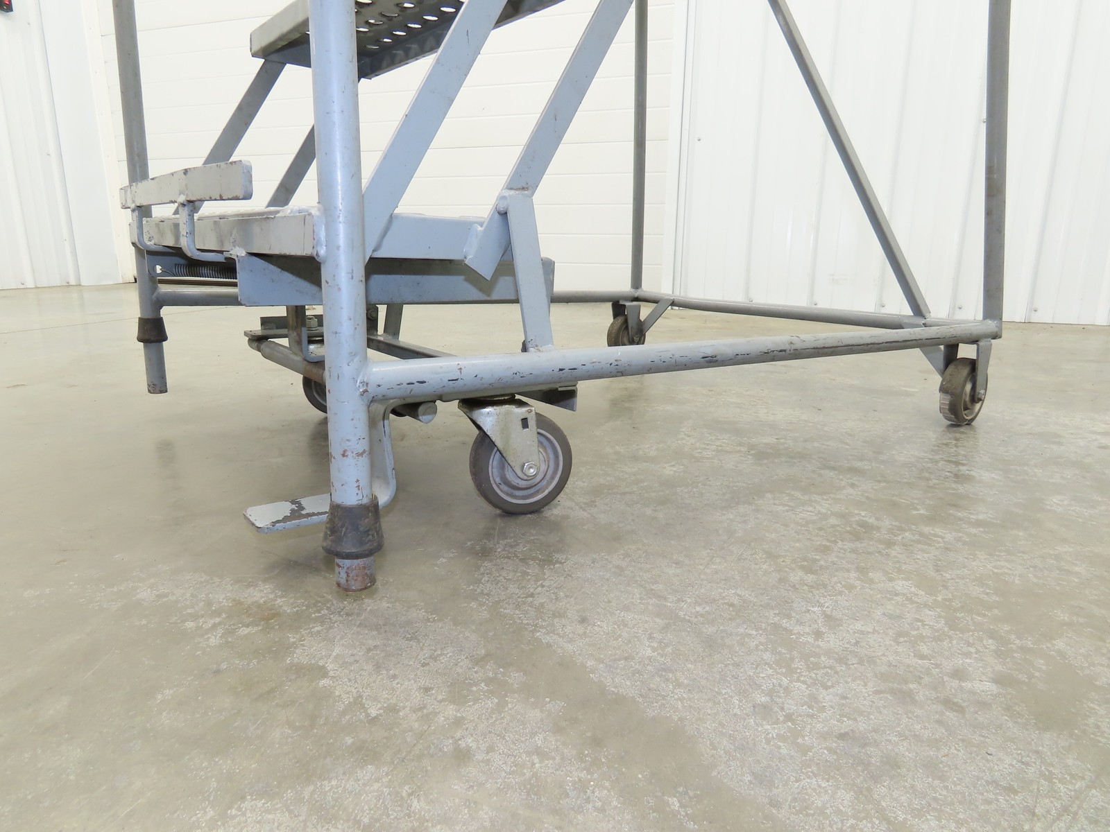 Cotterman Metal Rolling Ladder 5-Step 50″H Platform 24×7″Tread 80″H 30″W 450Lb