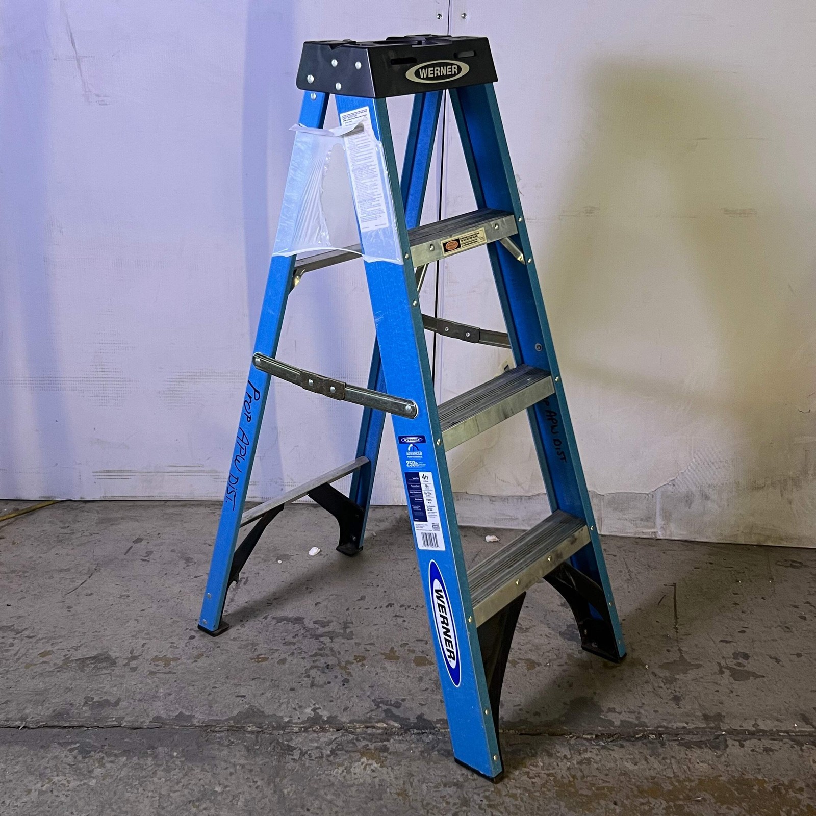 WERNER Type I Fiberglass Single Sided Stepladder Capacity 250 Lb. 4 ft. Blue & G