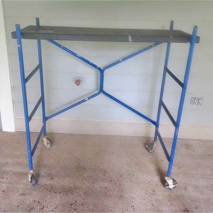 Blue Rolling Scaffold Tower with Wheels and Platform