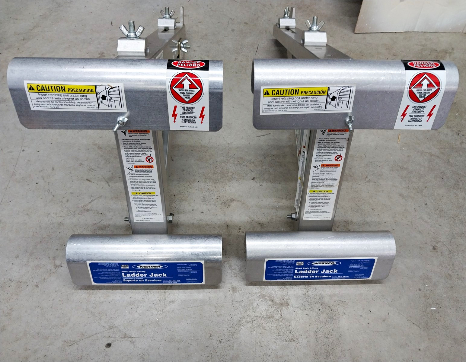 Werner Short Body 2-Rung Ladder Jack Pair Set of 2 Model AC10-14-02S