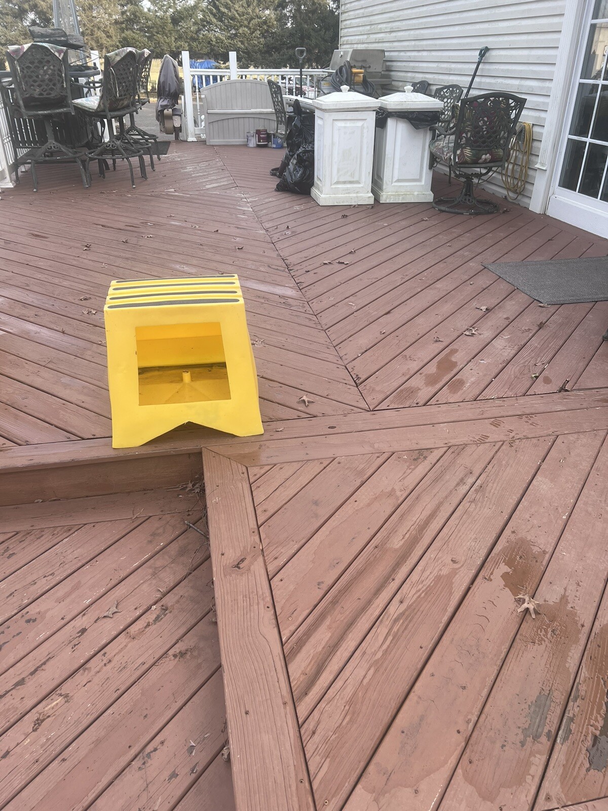 ONE YELLOW PLASTIC STEP STANDS 500 MAX. 500 Lb. CAPACITY NON-SLIP 24”X20”X17.25