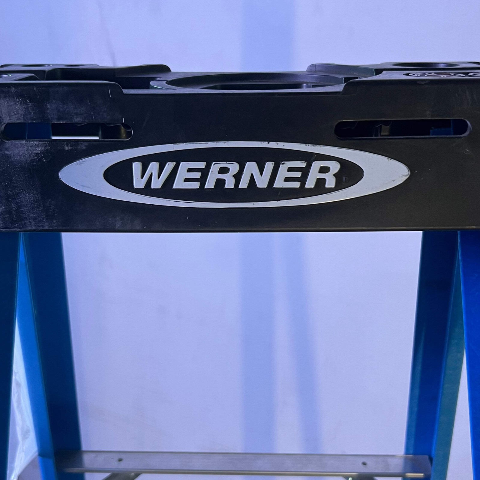 WERNER Type I Fiberglass Single Sided Stepladder Capacity 250 Lb. 4 ft. Blue & G