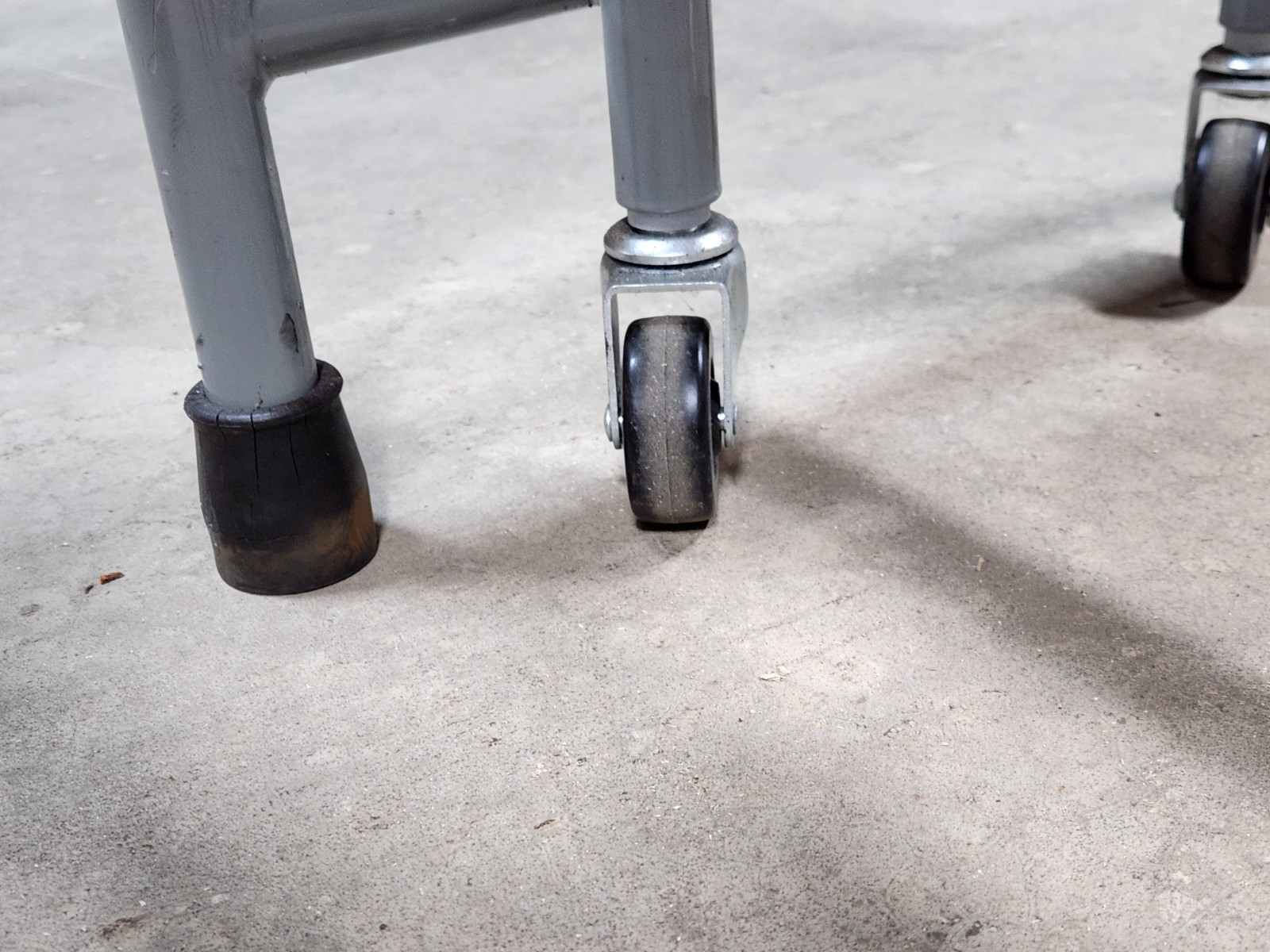 USED- 12 in H Steel Rolling Platform, 1 Steps, 450 lb Load Capacity