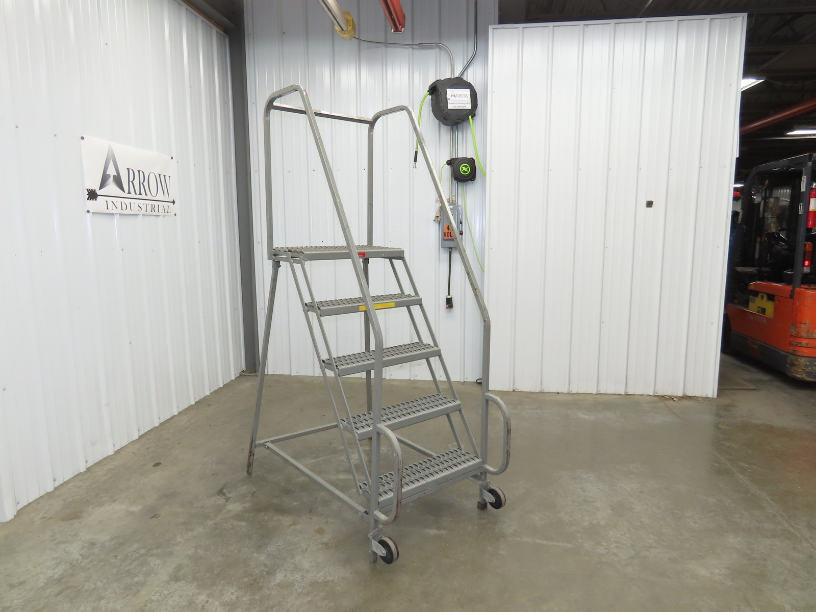 PW Platforms N/A Rolling Ladder 5 Step 14″ Work Platform 50″ Top Step