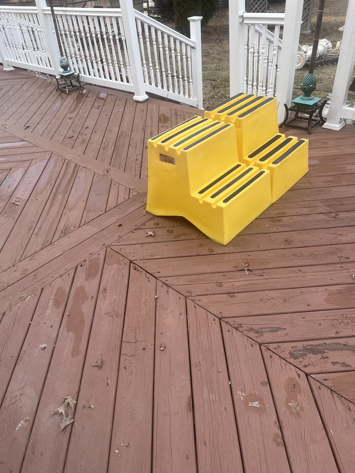 ONE YELLOW PLASTIC STEP STANDS 500 MAX. 500 Lb. CAPACITY NON-SLIP 24”X20”X17.25