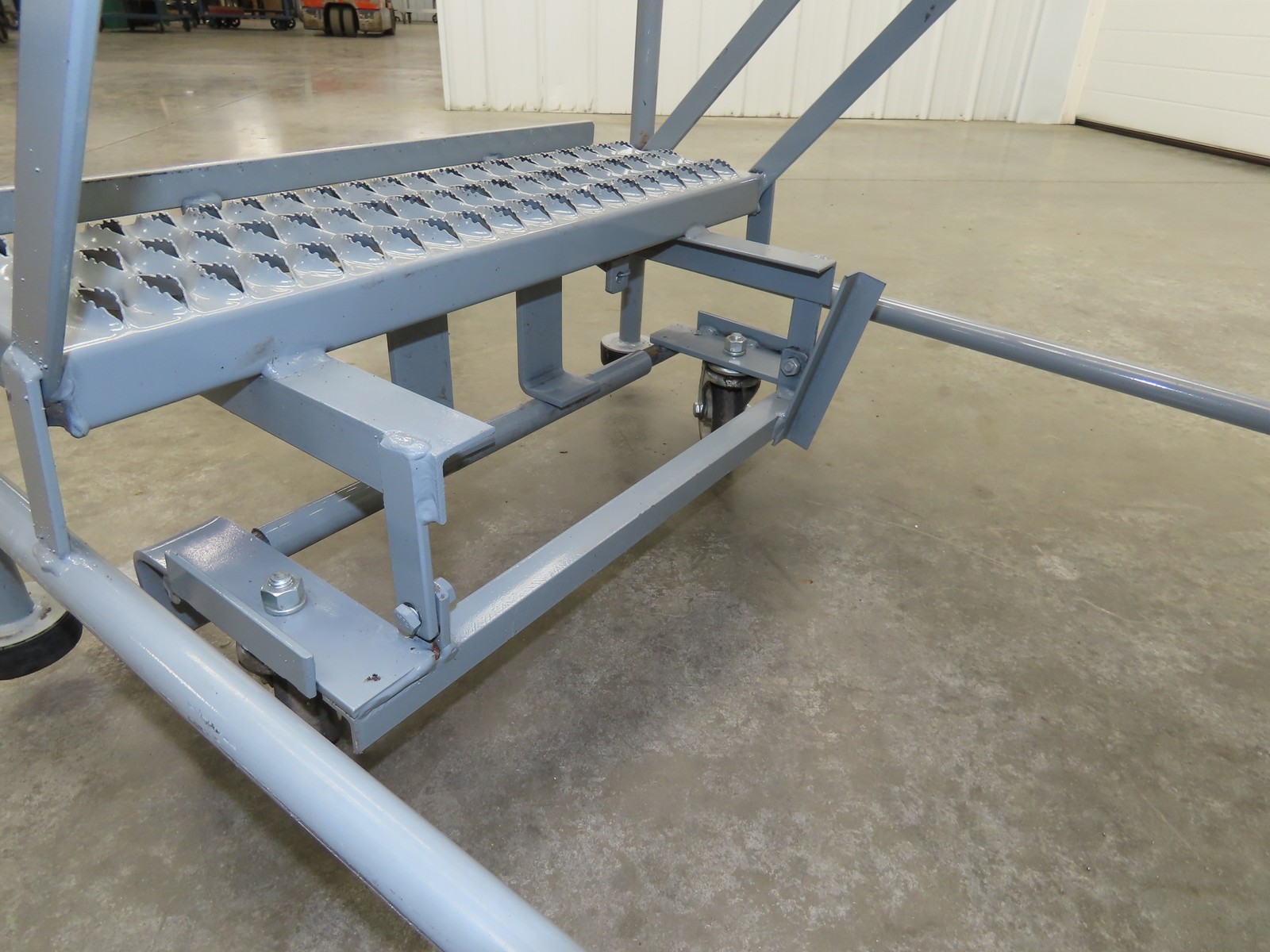 Uline H-4928 Rolling Ladder 3 Step 24″ Work Platform 30″ Top Step 800lbs Cap