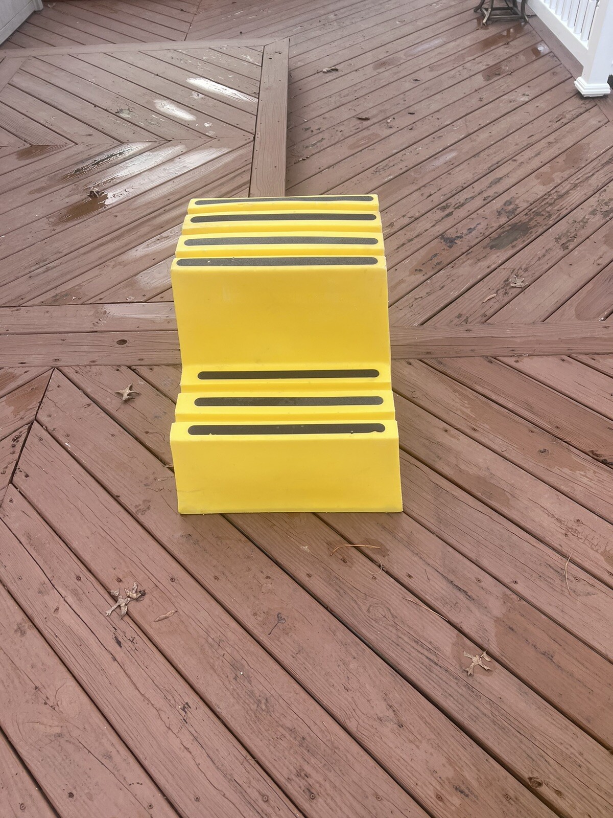 ONE YELLOW PLASTIC STEP STANDS 500 MAX. 500 Lb. CAPACITY NON-SLIP 24”X20”X17.25