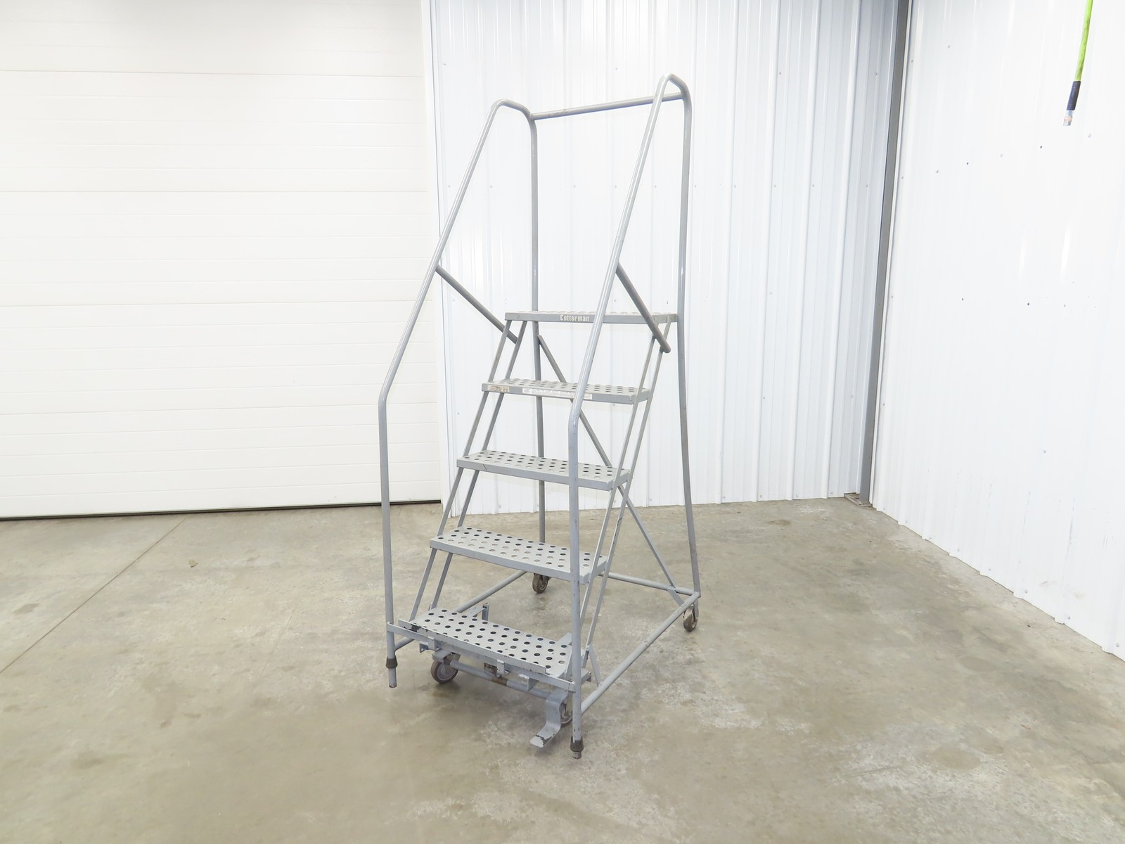 Cotterman Metal Rolling Ladder 5-Step 50″H Platform 24×7″Tread 80″H 30″W 450Lb