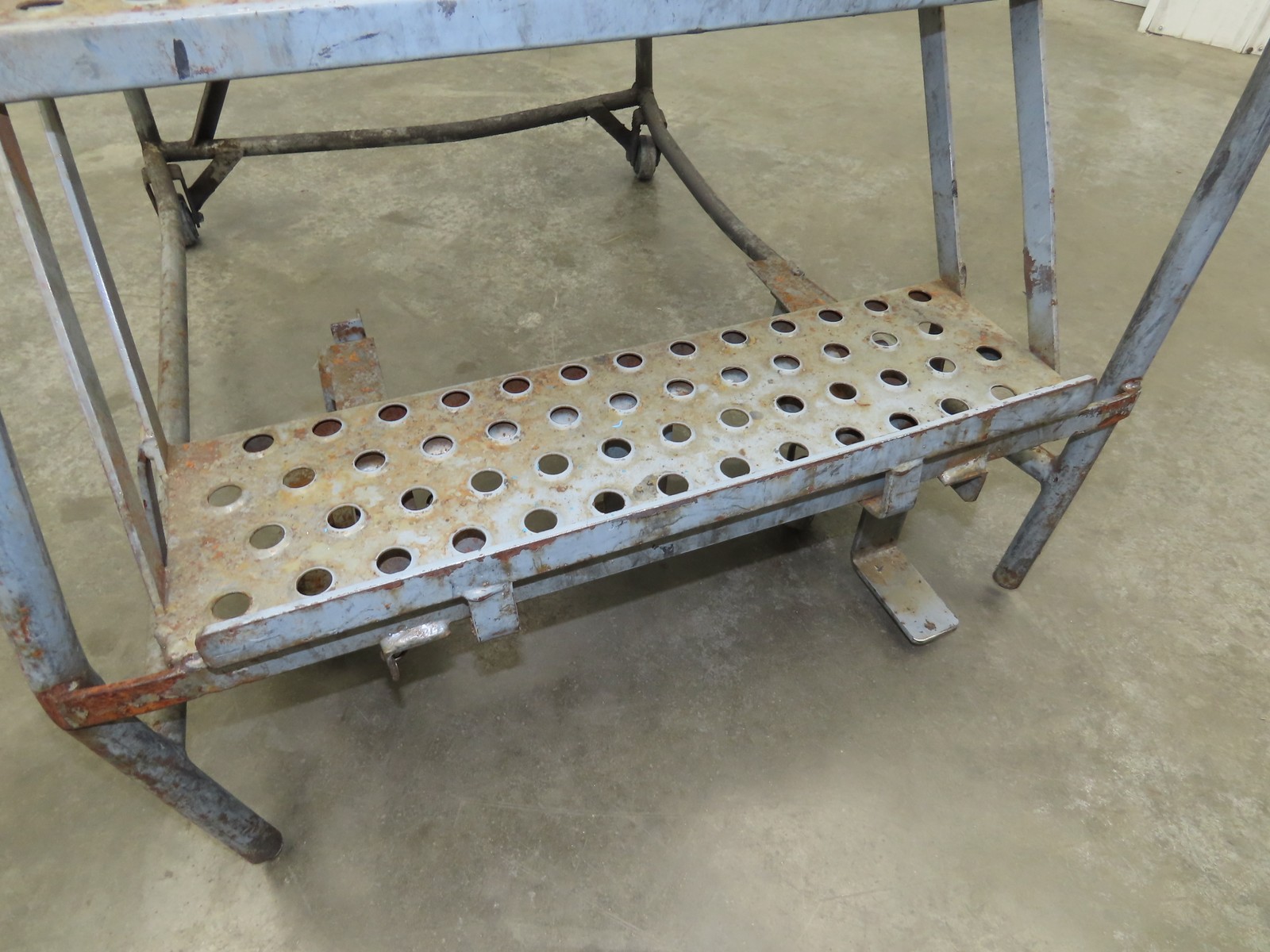 Cotterman 933701 Rolling Ladder 5 Step 10″ Work Platform 50″ Top Step 450lbs