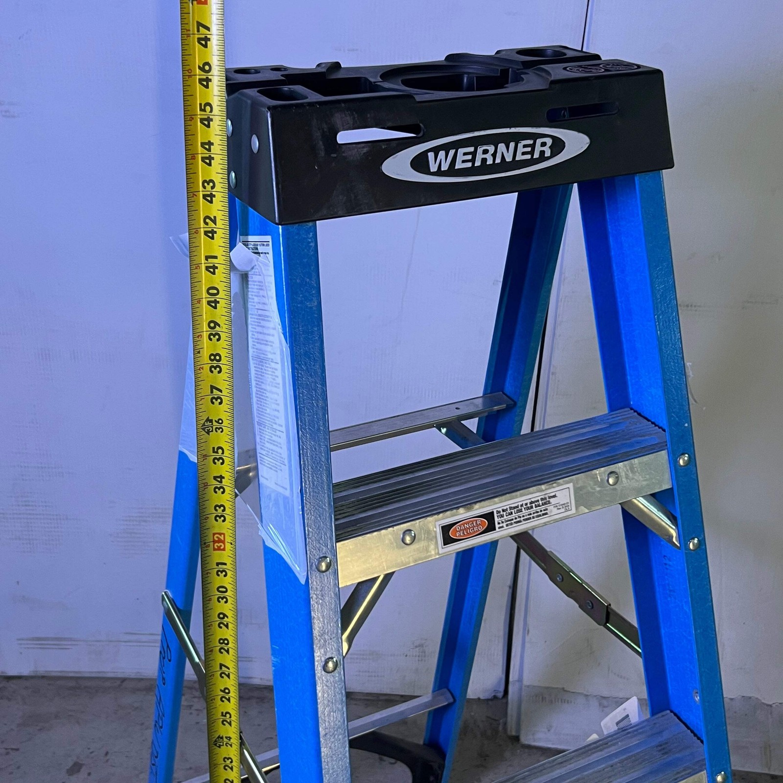 WERNER Type I Fiberglass Single Sided Stepladder Capacity 250 Lb. 4 ft. Blue & G