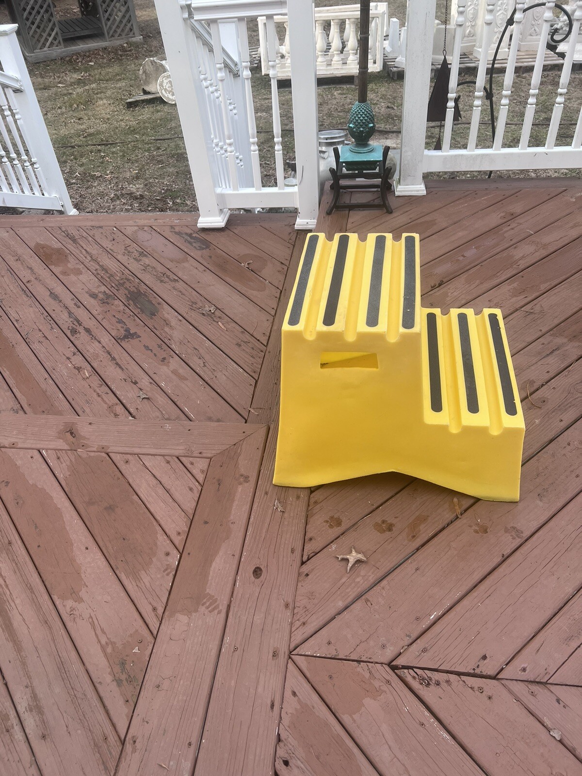 ONE YELLOW PLASTIC STEP STANDS 500 MAX. 500 Lb. CAPACITY NON-SLIP 24”X20”X17.25