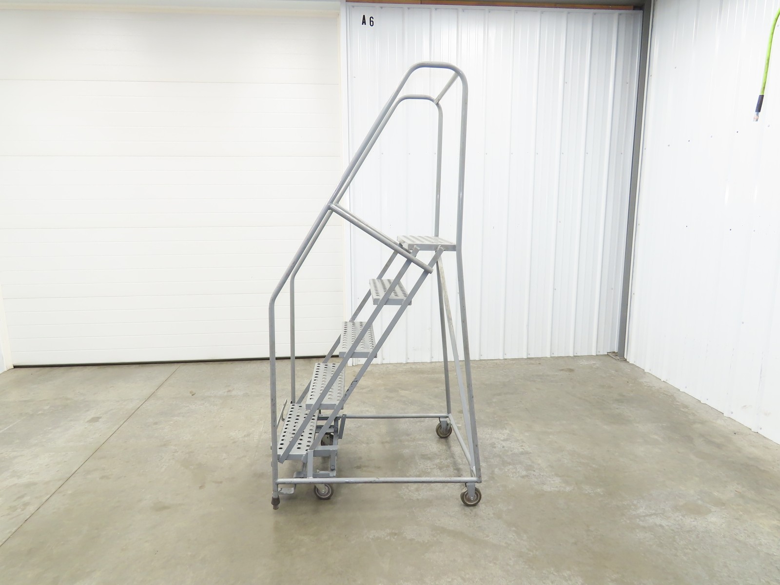 Cotterman Metal Rolling Ladder 5-Step 50″H Platform 24×7″Tread 80″H 30″W 450Lb