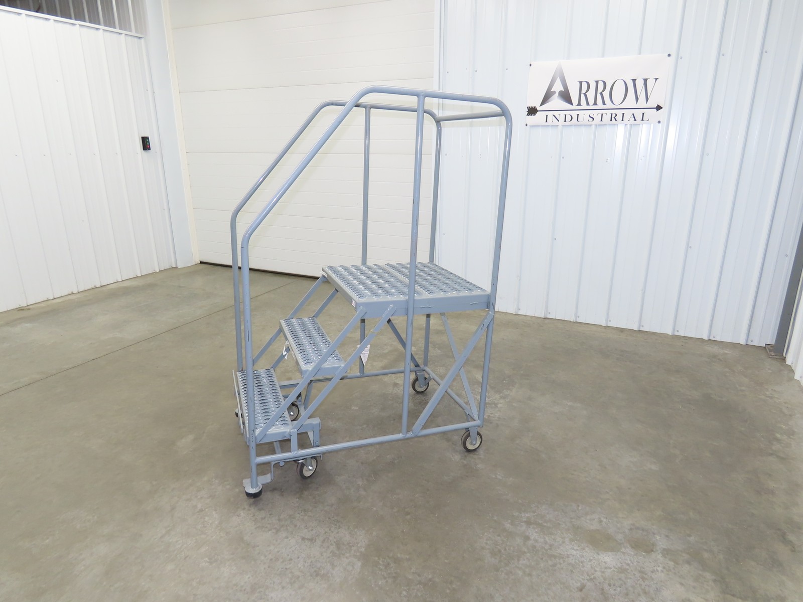 Uline H-4928 Rolling Ladder 3 Step 24″ Work Platform 30″ Top Step 800lbs Cap
