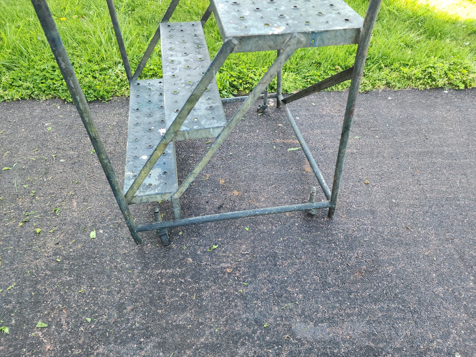 3 Step Rolling Metal Warehouse Ladder/Steps 29″ W. step Bad Castors