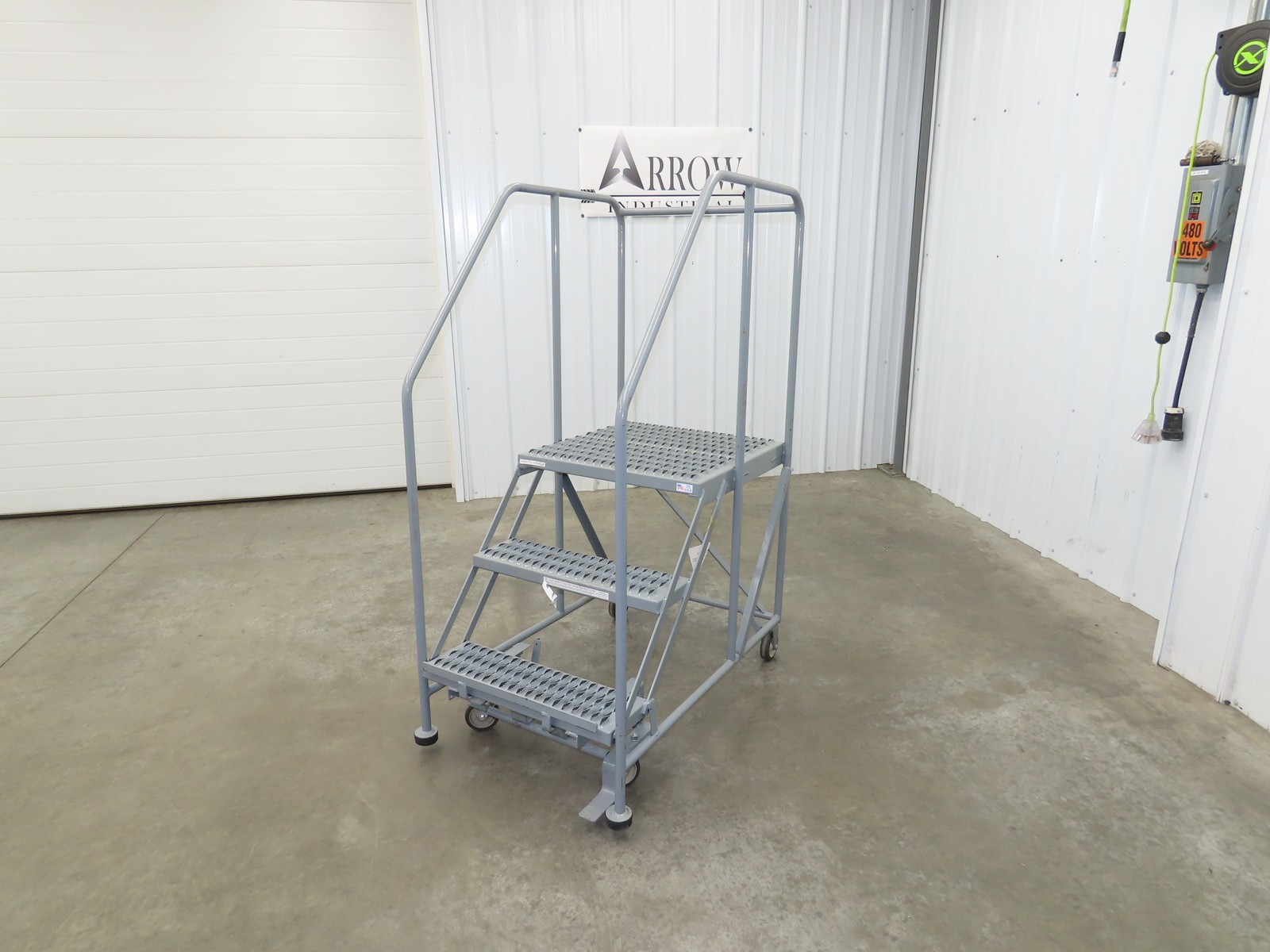 Uline H-4928 Rolling Ladder 3 Step 24″ Work Platform 30″ Top Step 800lbs Cap