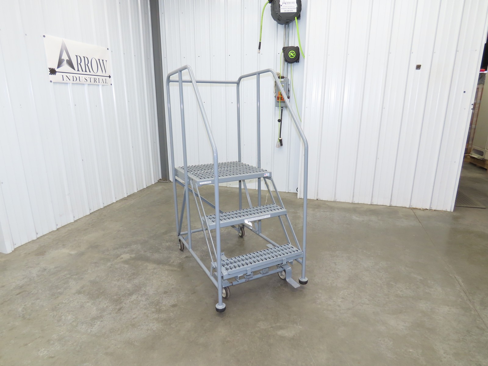 Uline H-4928 Rolling Ladder 3 Step 24″ Work Platform 30″ Top Step 800lbs Cap