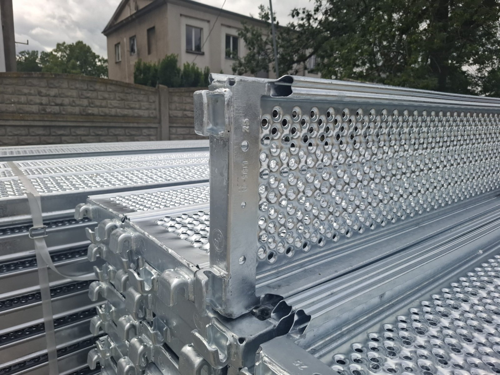 Heavy-duty steel floors 3.07 m – from stock!
