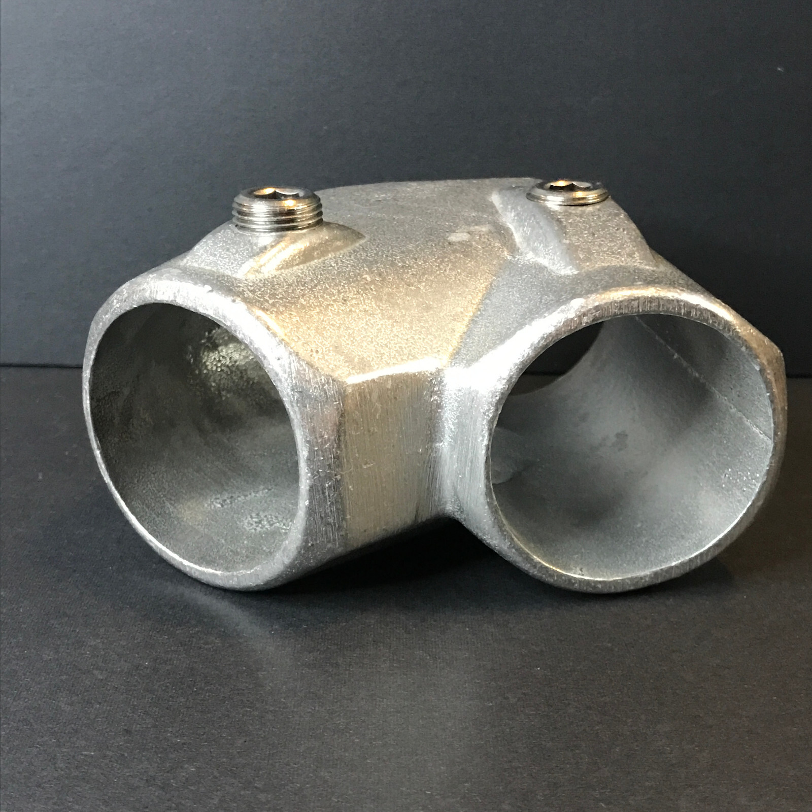 Kee Lite L29-8 – 30° to 60° Single Socket Tee, 1-1/2″ Scaffold Connector
