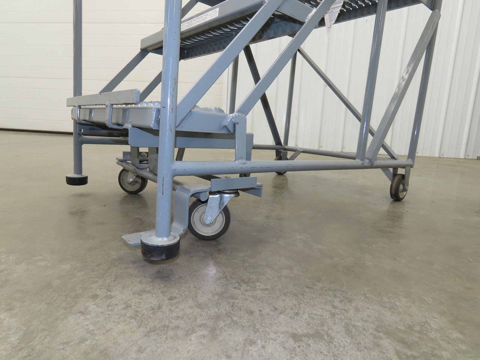 Uline H-4928 Rolling Ladder 3 Step 24″ Work Platform 30″ Top Step 800lbs Cap