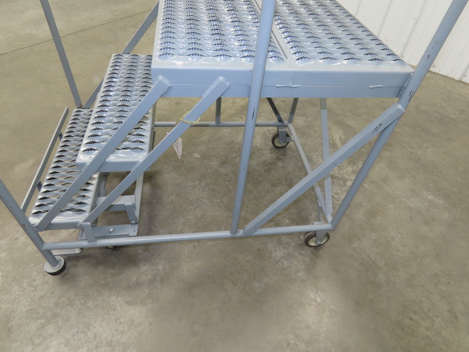 Uline H-4928 Rolling Ladder 3 Step 24″ Work Platform 30″ Top Step 800lbs Cap