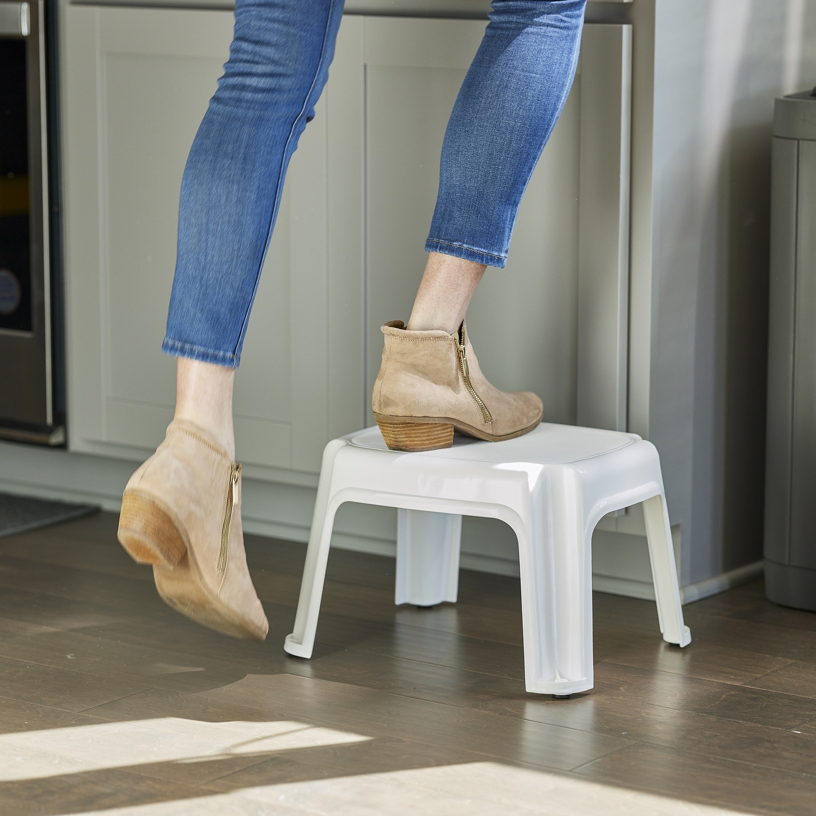 Gracious Living 9.5-Inch Sturdy Non Slip Plastic Single Level Step Stool, White