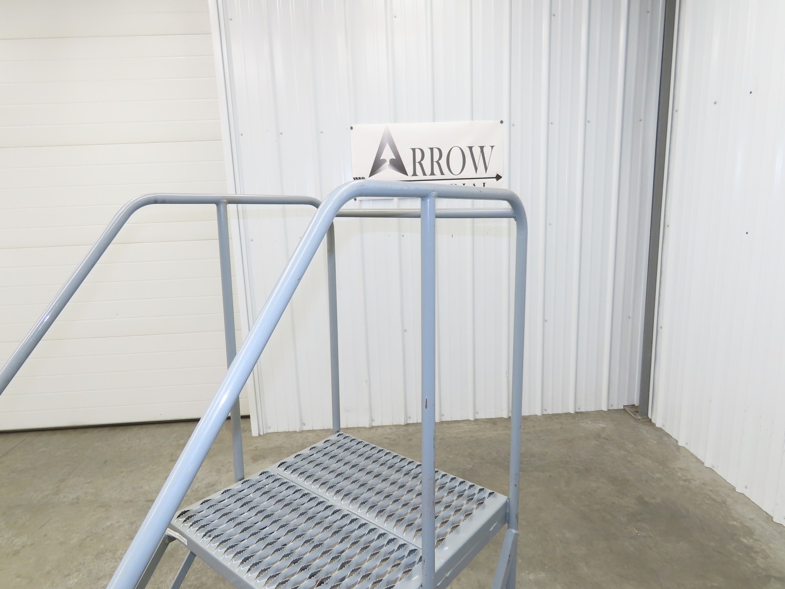 Uline H-4928 Rolling Ladder 3 Step 24″ Work Platform 30″ Top Step 800lbs Cap