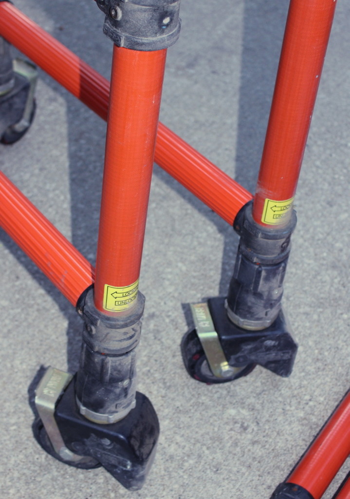 Genie/Genex Fiberglass Scaffolding – 2 Sections Wheels,Outriggers,Walkboard