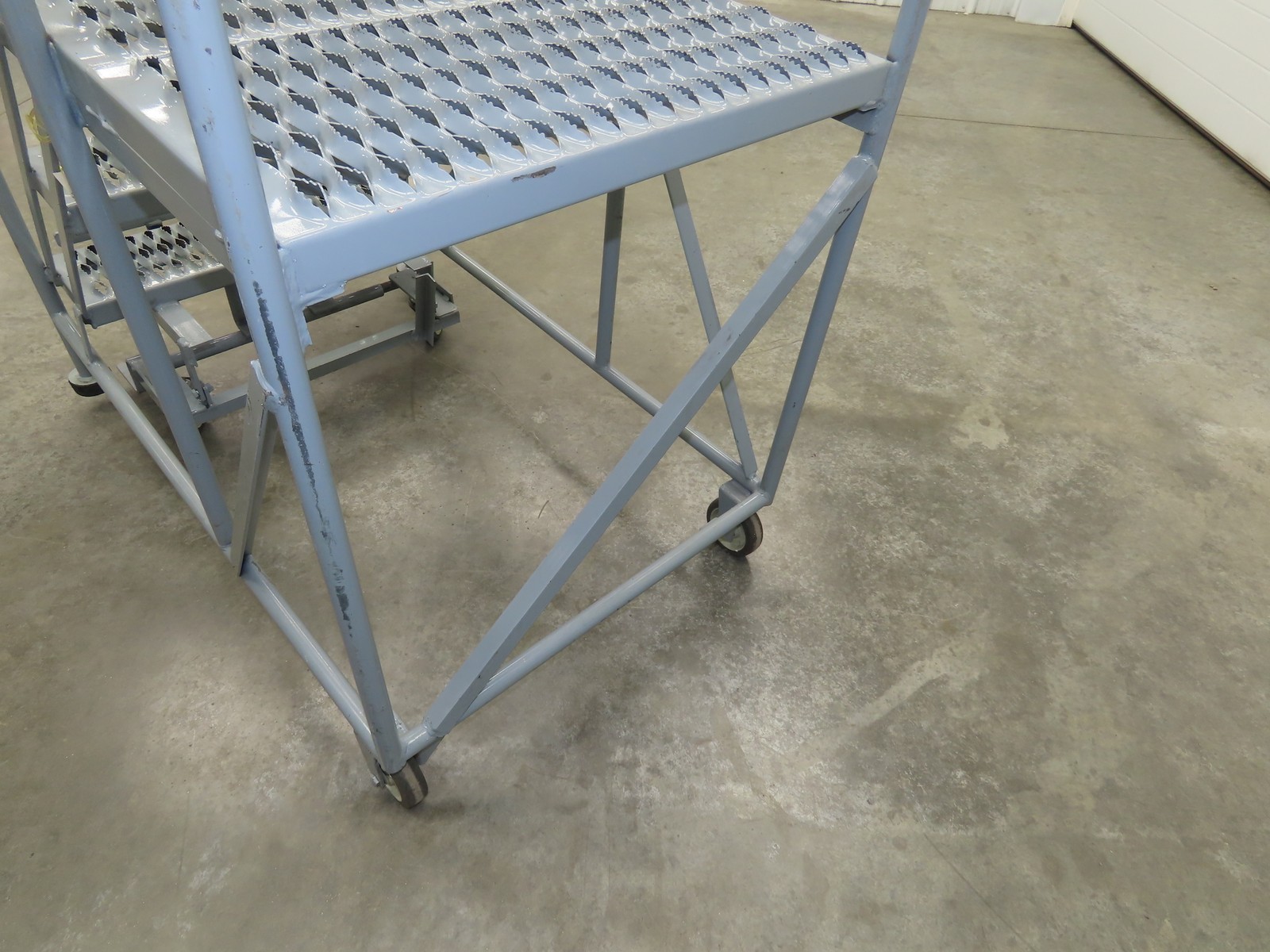 Uline H-4928 Rolling Ladder 3 Step 24″ Work Platform 30″ Top Step 800lbs Cap