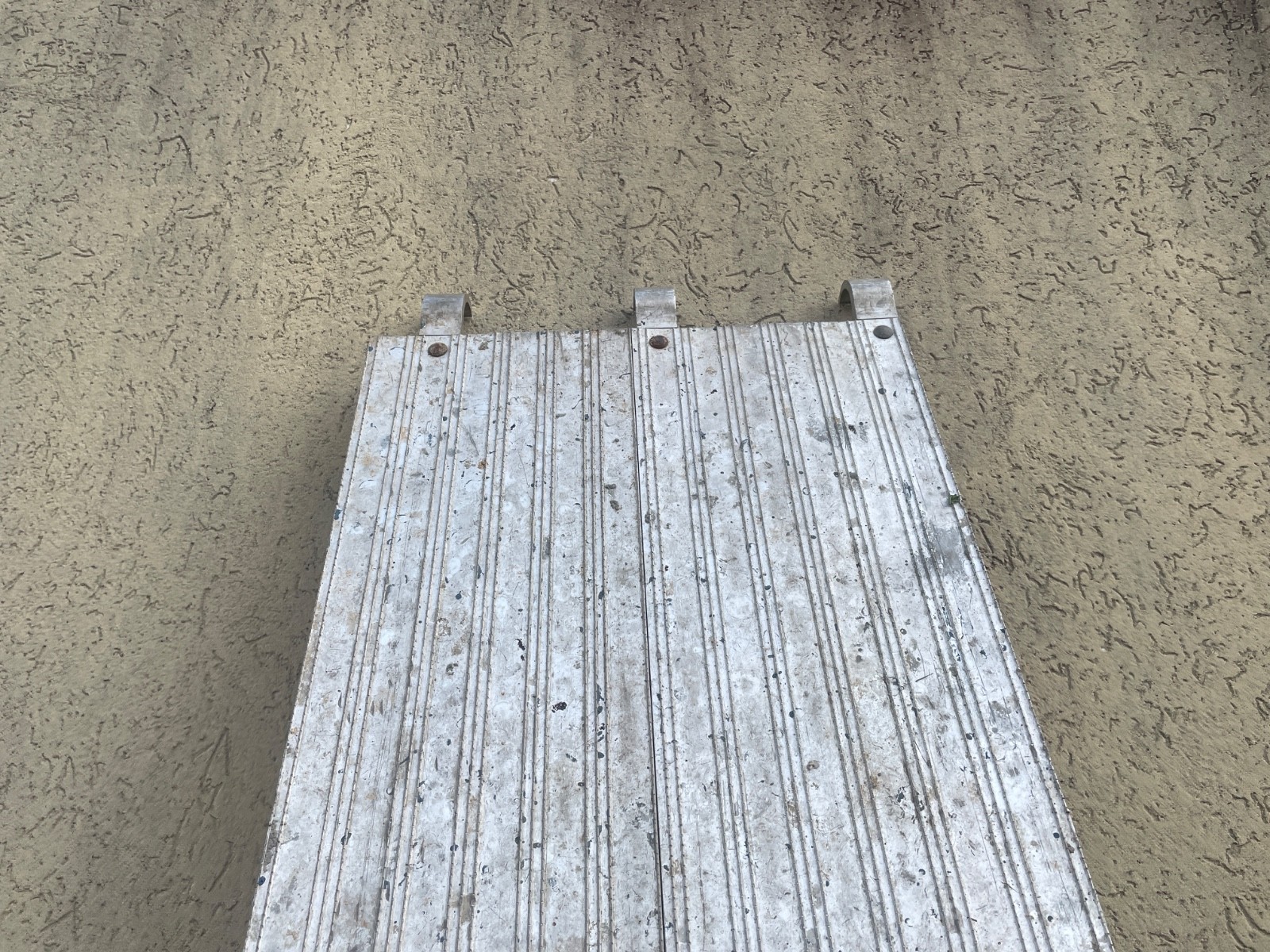 8 FT. X 19 IN SCAFFOLDING PLATFORM AND REINFORCED EDGE