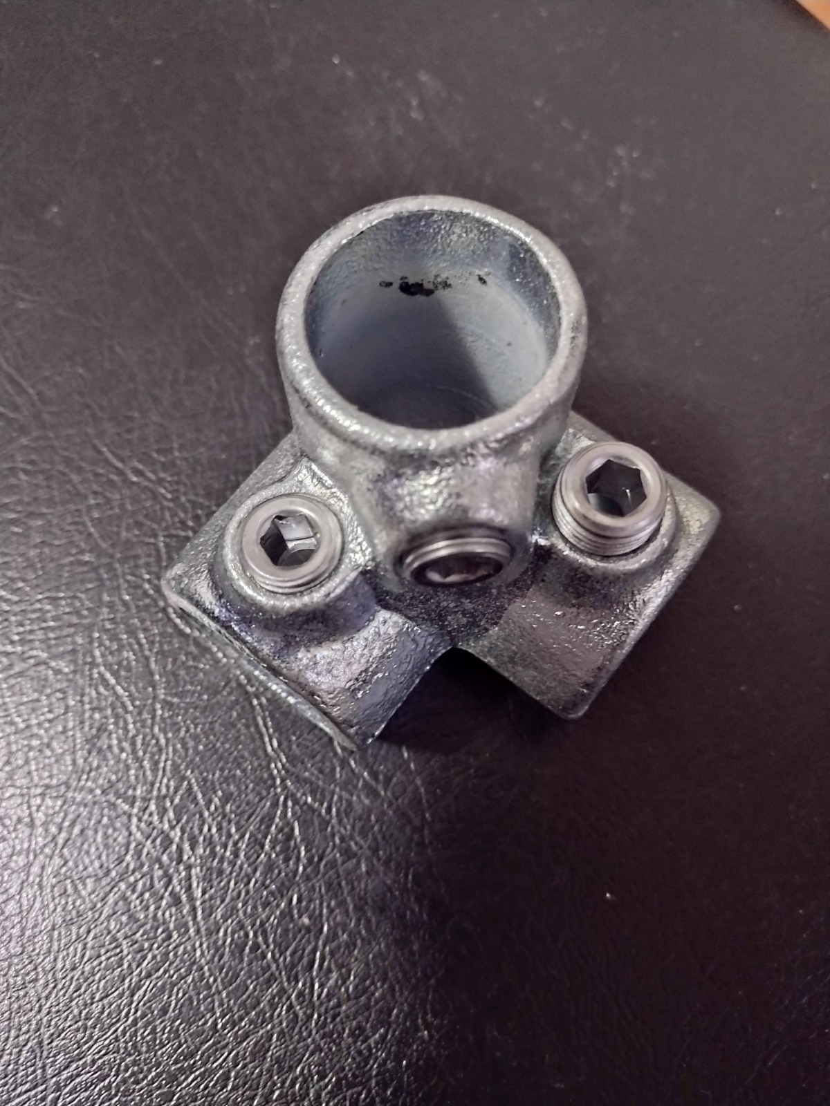 ¾ Inch Galvanized 90° Pipe 3 Way Corner Clamp. For Scaffolding, Rails
