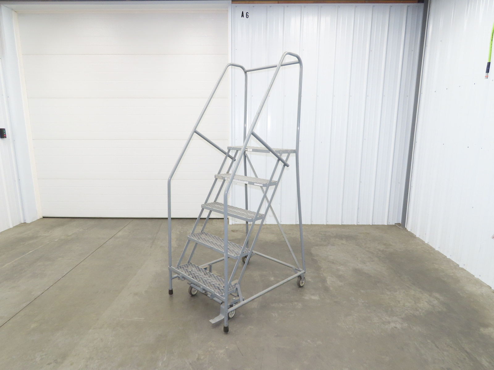 Cotterman Metal Rolling Ladder 5-Step 50″H Platform 24×7″Tread 80″H 30″W 450Lb