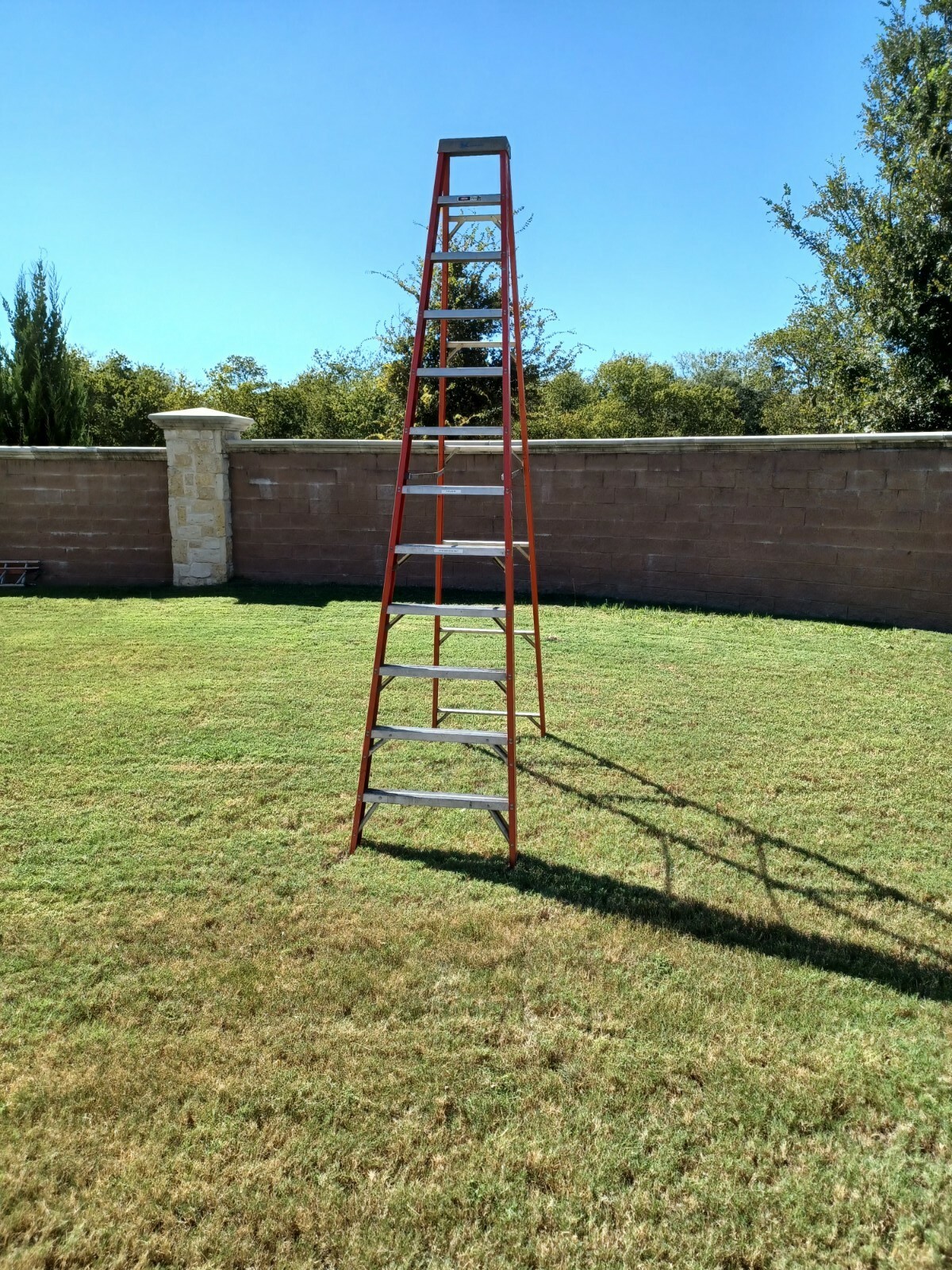 Louisville 12ft Fiberglass Stepladder fairly used