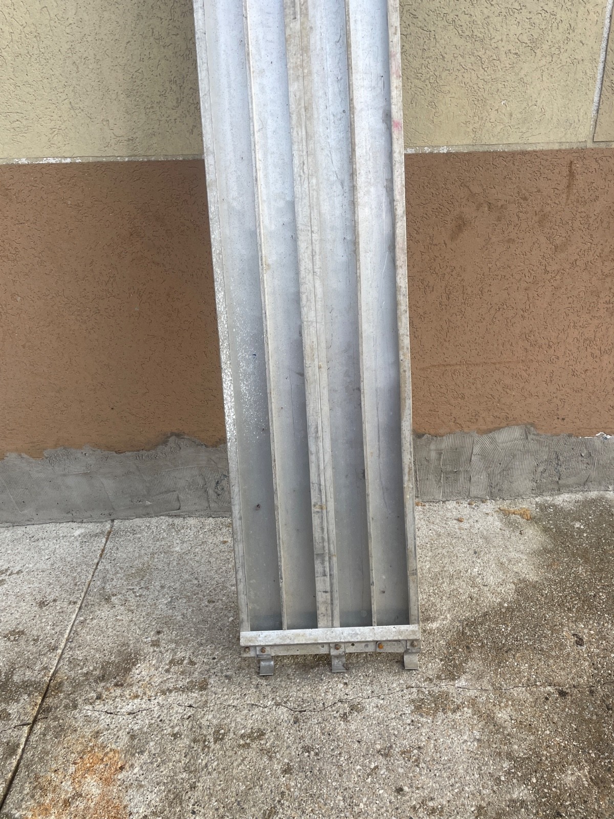 8 FT. X 19 IN SCAFFOLDING PLATFORM AND REINFORCED EDGE