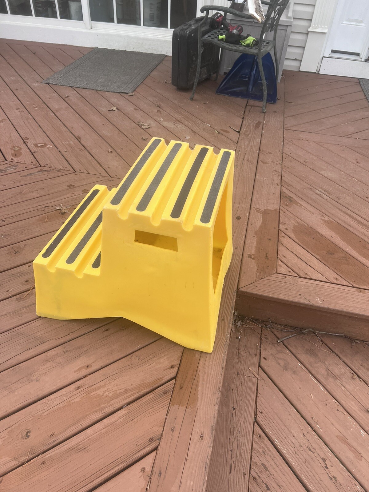 ONE YELLOW PLASTIC STEP STANDS 500 MAX. 500 Lb. CAPACITY NON-SLIP 24”X20”X17.25